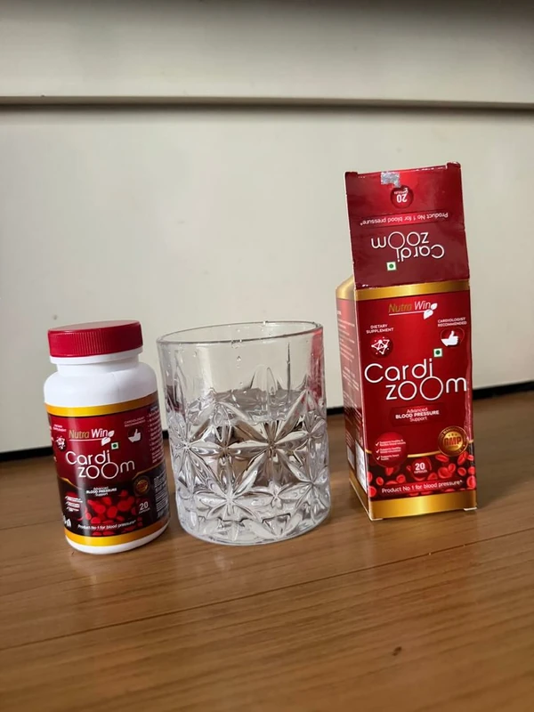 Pot et boîte Cardizoom à côté d’un verre d’eau en cristal